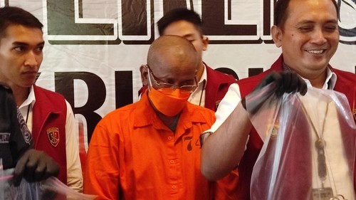 I Ketut Arik Wiantara, dokter gigi yang buka praktik aborsi dihadirkan saat konferensi pers di Ditreskrimsus Polda Bali, Senin (15/5/2023). (I Wayan Sui Suadnyana/detikBali)