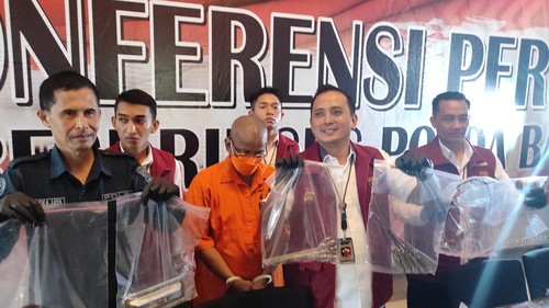 I Ketut Arik Wiantara, dokter gigi yang buka praktik aborsi dihadirkan saat konferensi pers di Ditreskrimsus Polda Bali, Senin (15/5/2023). (I Wayan Sui Suadnyana/detikBali)