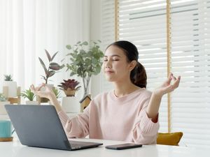 Saat Diri Terasa Tidak Cukup: Belajar Menemani Diri dengan Welas Asih