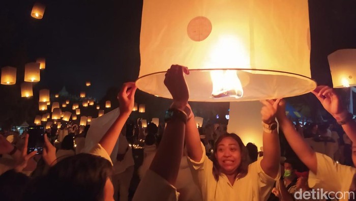 Puncak peringatan Waisak 2023 akan dilaksanakan pada 4 Juni 2023 di Candi Borobudur, Jawa Tengah, Indonesia. Yuk, cek jadwal Waisak 2023 di Candi Borobudur!