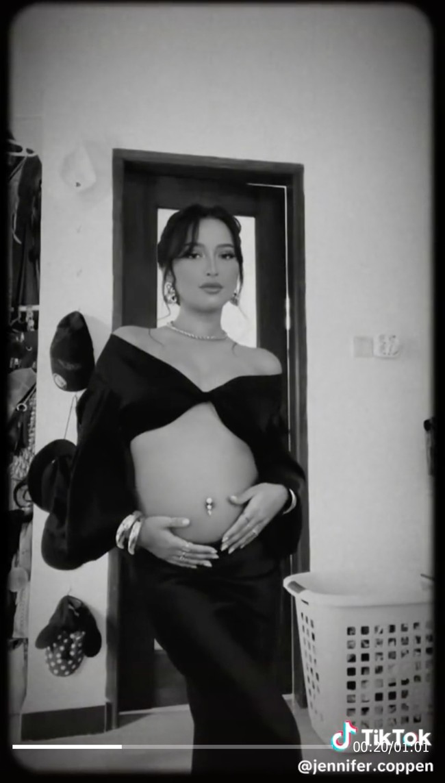 Dalam keterangan unggahannya itu Jennifer mengatakan jika usia kehamilannya kini sudah memasuki 23 minggu dan 3 hari atau sekitar 5 bulan. Ia mengaku selama ini menutupi kehamilannya karena takut tak akan mendapatkan dukungan dari teman, keluarga, dan para penggemarnya. Foto: TikTok/@jennifer.coppen