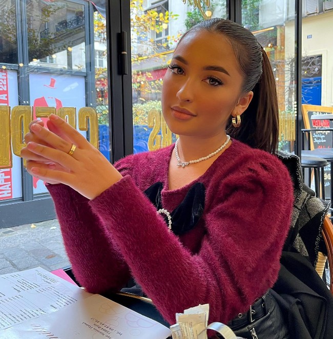 Banyak netizen yang kemudian memberikan hujatan kepada Jennifer, menilai jika dirinya belum siap menjadi seorang ibu. Jennifer sendiri memang diketahui telah melahirkan seorang anak di usianya yang masih sangat muda. Saat ini dirinya masih menginjak usia 22 tahun. Foto: Instagram/jennifercopenreal20