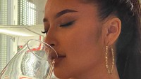 Saat ingin bersantai, white wine menjadi teman baiknya. Menghirup aroma sebelum meminumnya menjadi cara Jennifer untuk merasakan kenikmatan wine tersebut. Foto: Instagram/jennifercopenreal20