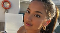 Tak dapat dipungkiri, sengatan hawa panas di pantai membuatnya kepanasan. Untuk menurunkan suhu tubuhnya, Jennifer Coppen memilih untuk menyantap es krim. Foto: Instagram/jennifercopenreal20