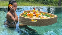 Tinggal di Bali memnbuat Jennifer begitu nyaman menjalani hari-harinya. Ia secara rutin membuka hari dengan menyantap floating breakfast. Foto: Instagram/jennifercopenreal20