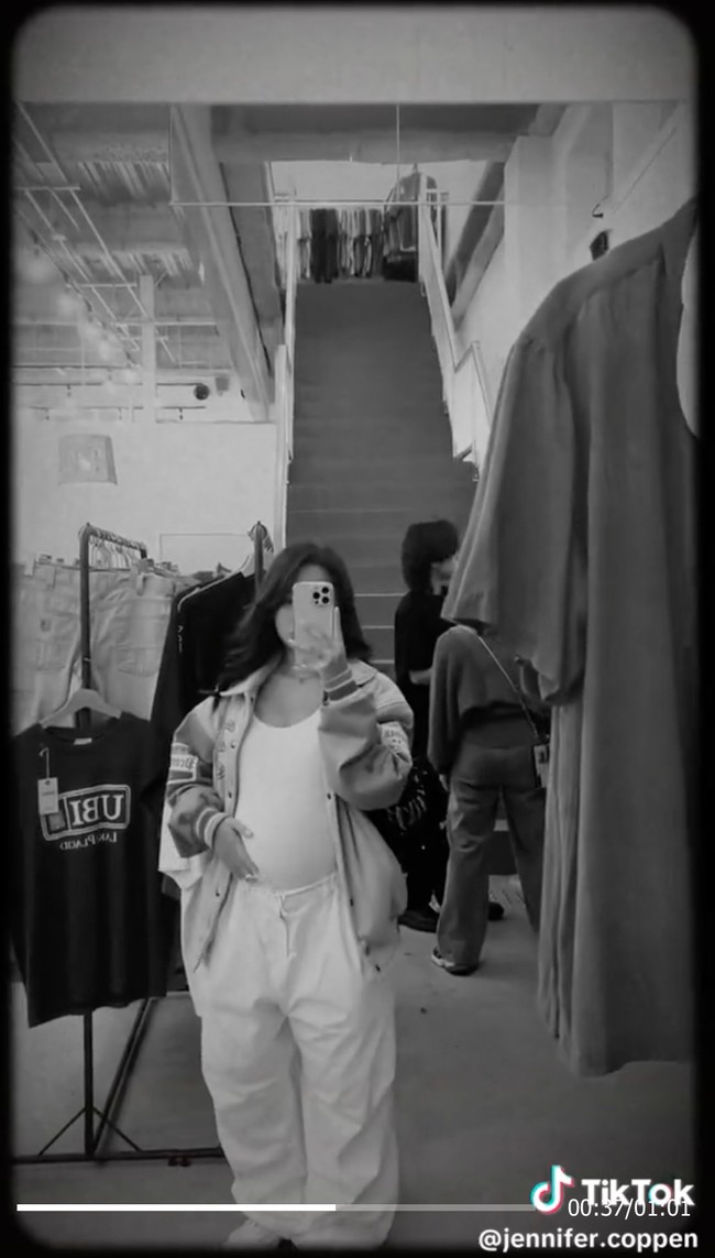 Jennifer sendiri sebelumnya tak pernah mengabarkan jika dirinya sudah menikah. Hal itu yang lantas membuat publik pun menjadi bertanya-tanya. Foto: TikTok/@jennifer.coppen