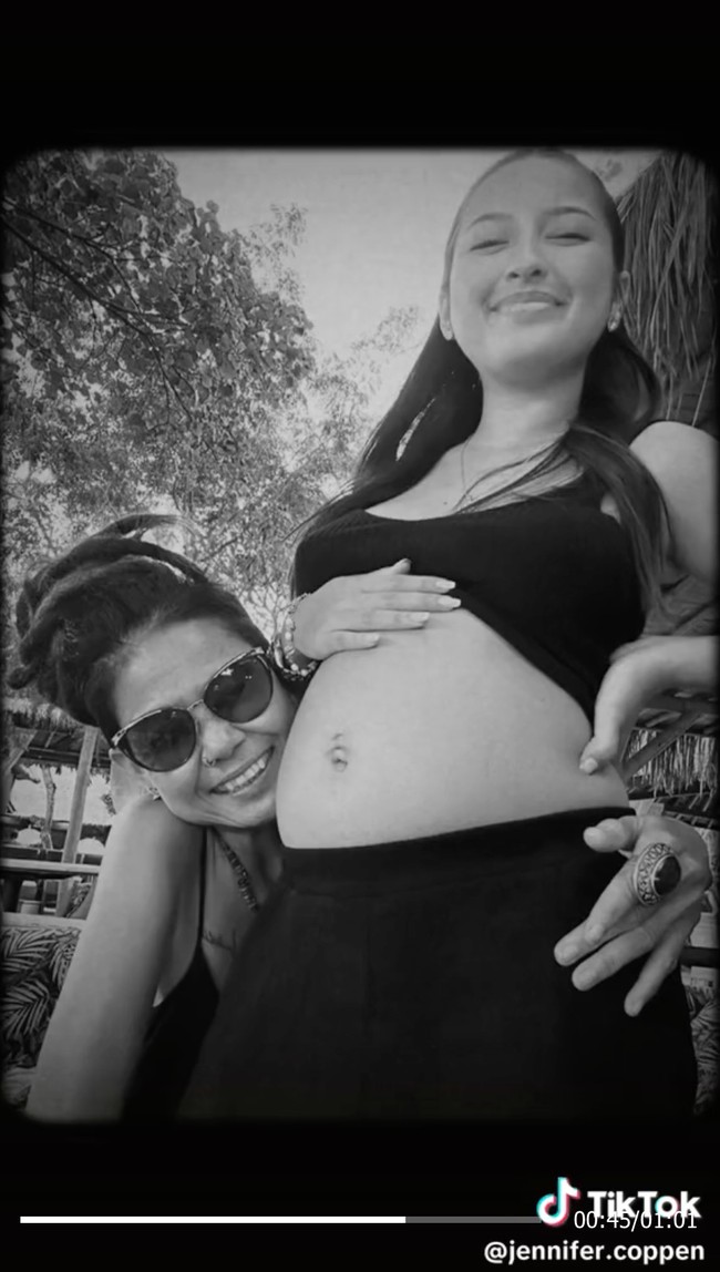 Unggahan Jennifer Coppen terkait kehamilannya itu langsung dibanjiri beragam komentar netizen. its okay selama kalian masih mau membesarkan dan bertanggung jawab atas anugerah itu. thanks for keeping the baby, sehat-sehat semua yaaa, komentar salah seorang netizen. kapan nikahnya? yaampun dedenya sehat.. semoga lancar persalinannya. baik baik ya kalian, tambah netizen lain. Foto: TikTok/@jennifer.coppen