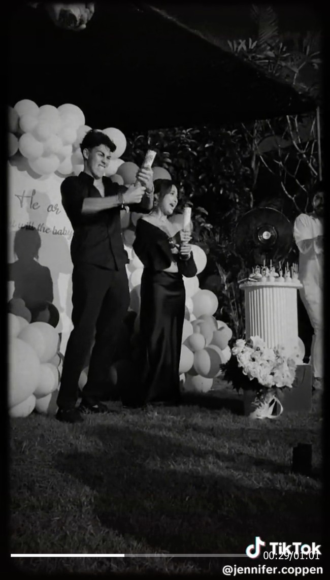 Jennifer dan Dali juga tampaknya sudah menggelar acara gender reveal untuk mengumumkan jenis kelamin sang anak yang sedang dikandungnya. Tampak keduanya yang begitu bahagia. Foto: TikTok/@jennifer.coppen
