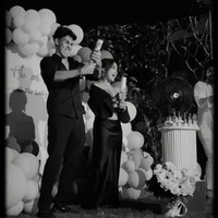 Meski sempat menyembunyikan kehamilannya namun Jennifer Coppen akhirnya memilih mempublikasikan kabar bahagia tersebut dan menggelar gender reveal untuk anak pertamanya dengan mendiang Dali Wassink. Digelar secara outdoor, gender reveal tersebut tampak meriah dihadiri orang-orang terdekat Jennifer dan Dali. Pada 28 Agustus 2023 Jennifer melahirkan putri pertamanya yang diberi nama Kamari. Foto: TikTok/@jennifer.coppen