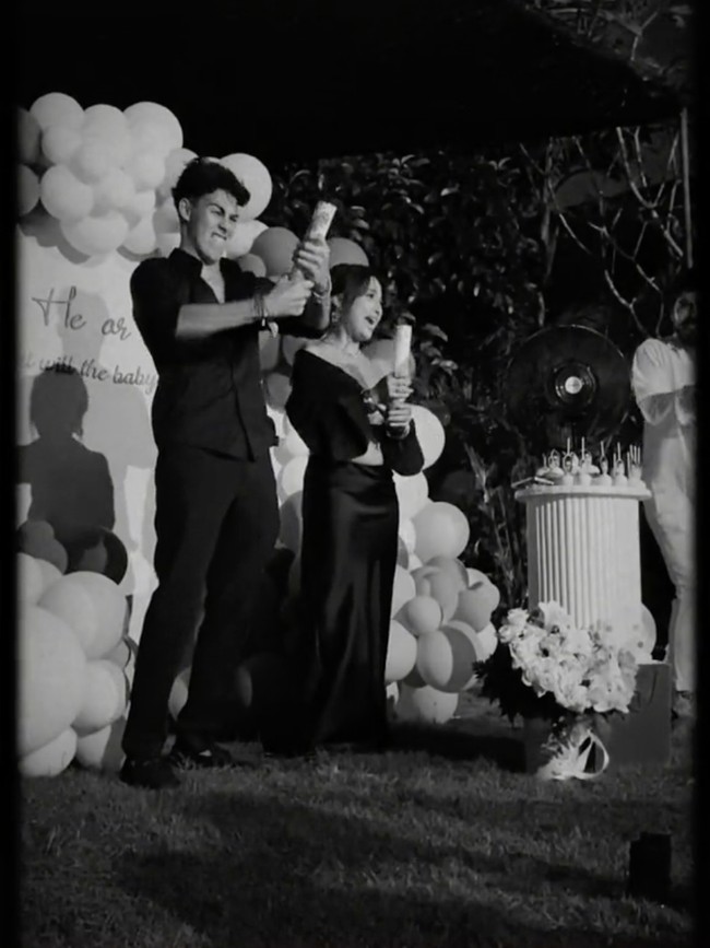 Meski sempat menyembunyikan kehamilannya namun Jennifer Coppen akhirnya memilih mempublikasikan kabar bahagia tersebut dan menggelar gender reveal untuk anak pertamanya dengan mendiang Dali Wassink. Digelar secara outdoor, gender reveal tersebut tampak meriah dihadiri orang-orang terdekat Jennifer dan Dali. Pada 28 Agustus 2023 Jennifer melahirkan putri pertamanya yang diberi nama Kamari. Foto: TikTok/@jennifer.coppen