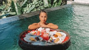 Pesona Jennifer Coppen Saat Makan Floating Breakfast hingga Minum Es Kopi