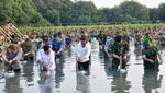 Potret Kompak Jokowi dan Prabowo Berbaju Putih Nyemplung Tanam Mangrove