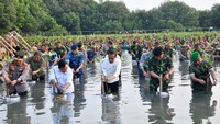 Jokowi dan Prabowo terlihat turun langsung untuk menanam mangrove bersama para prajurit TNI, pelajar, pramuka hingga masyarakat (Foto: Biro Pers Sekretariat Presiden)