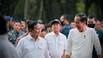 Potret Kompak Jokowi dan Prabowo Berbaju Putih Nyemplung Tanam Mangrove