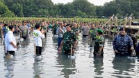 Saat penanaman mangrove, Jokowi dan Prabowo sempat menyapa masyarakat. Jokowi melambaikan tangan dan memberi hormat kepada warga yang hadir (Foto: Biro Pers Sekretariat Presiden)