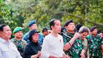 Potret Kompak Jokowi dan Prabowo Berbaju Putih Nyemplung Tanam Mangrove
