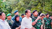 Jokowi juga menyapa para prajurit TNI di seluruh Indonesia yang turut menanam mangrove secara serentak (Foto: Biro Pers Sekretariat Presiden)