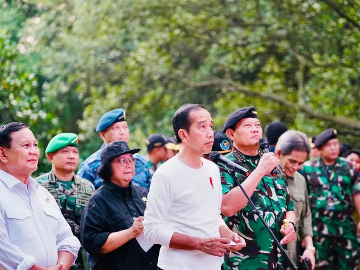 Jokowi dan Prabowo Tanam Mangrove di Jakut Jokowi dan Prabowo Tanam Mangrove di Jakut