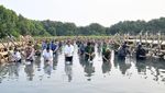 Potret Kompak Jokowi dan Prabowo Berbaju Putih Nyemplung Tanam Mangrove