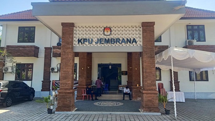 Kantor KPU Kabupaten Jembrana yang beralamat di Jalan Sudirman, Kecamatan Negara, Kabupaten Jembrana, Senin (15/5/2023).