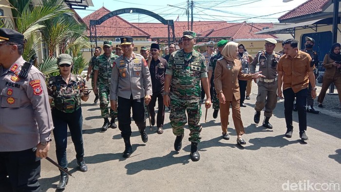 Kapolda Jabar dan Pangdam III Siliwangi saat mendatangi Indramayu, Senin (15/5/2023).