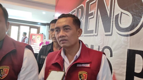 Kasubdit V Tindak Pidana Siber Ditreskrimsus Polda Bali AKBP Nanang Prihasmoko memberikan keterangan mengenai perkembangan kasus video seks bergelang tridatu di kantornya, Senin (15/5/2023). (I Wayan Sui Suadnyana/detikBali)