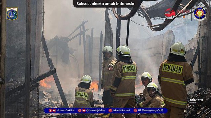 Kebakaran di Jembatan Besi, Jakbar telah dipadamkan. Dilaporkan ada 4 bangunan yang hangus terbakar di kawasan padat penduduk tersebut. (IG @humasjakfire)