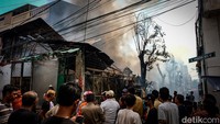 Pada pantauan pukul 11.10 WIB, terlihat asap membubung tinggi. 