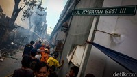 Belum diketahui penyebab kebakaran itu. Belum diketahui pula ada-tidaknya korban jiwa dari insiden ini.