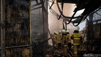 Petugas pemadam kebakaran memadamkan api di bangunan yang terbakar di Jalan Jembatan Besi III, Tambora, Jakbar, Senin (15/5/2023).
