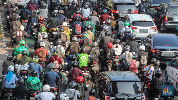 Kemacetan kendaraan motor dan mobil saat jam kerja (CNBC Indonesia/Faisal Rahman)