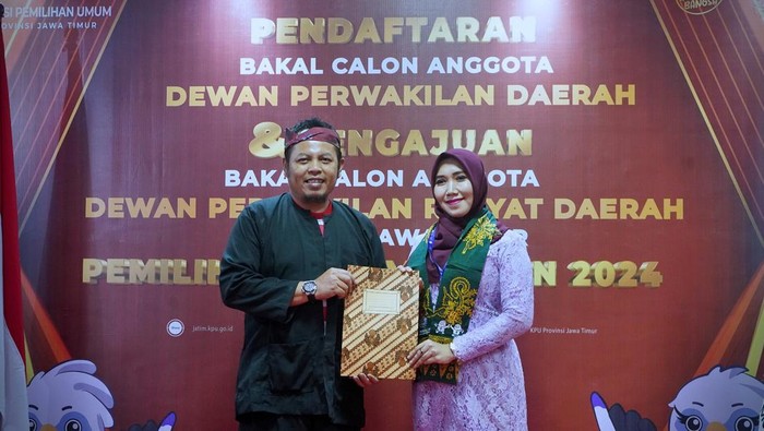 Keponakan Khofifah, Lia Istifhama (kanan) saat mendaftar jadi bacalon DPD RI. (Foto: Faiq Azmi.detikJatim)