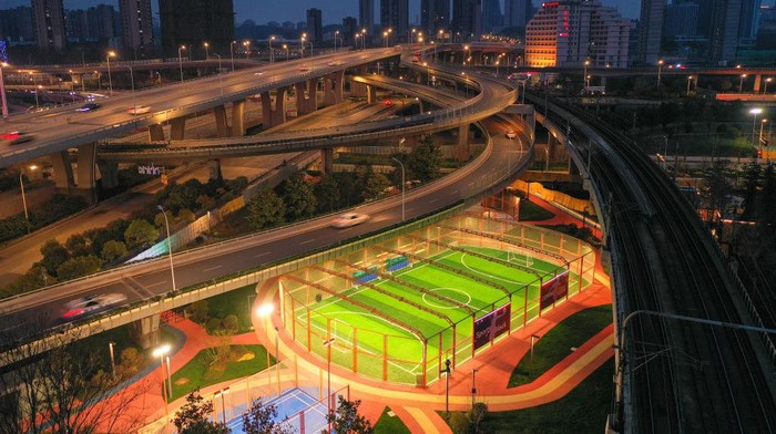 Kerennya Blok Olahraga 24 Jam di Nanjing China NANJING, CHINA - MARCH 18, 2023 - People play on a trial court at the 24-hour City Sports Block in Nanjing, East China's Jiangsu province, March 18, 2023. At present, some sports venues such as football and basketball courts have begun trial operation. There are sports areas such as sports square, roller skating area, archery archway, badminton court, net celebrity basketball court and football field in the block, which are connected together to form an open sports space of