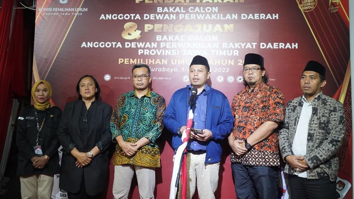 Ketua KPU Jatim Choirul Anam (tengah) beserta komisioner KPU Jatim lainnya