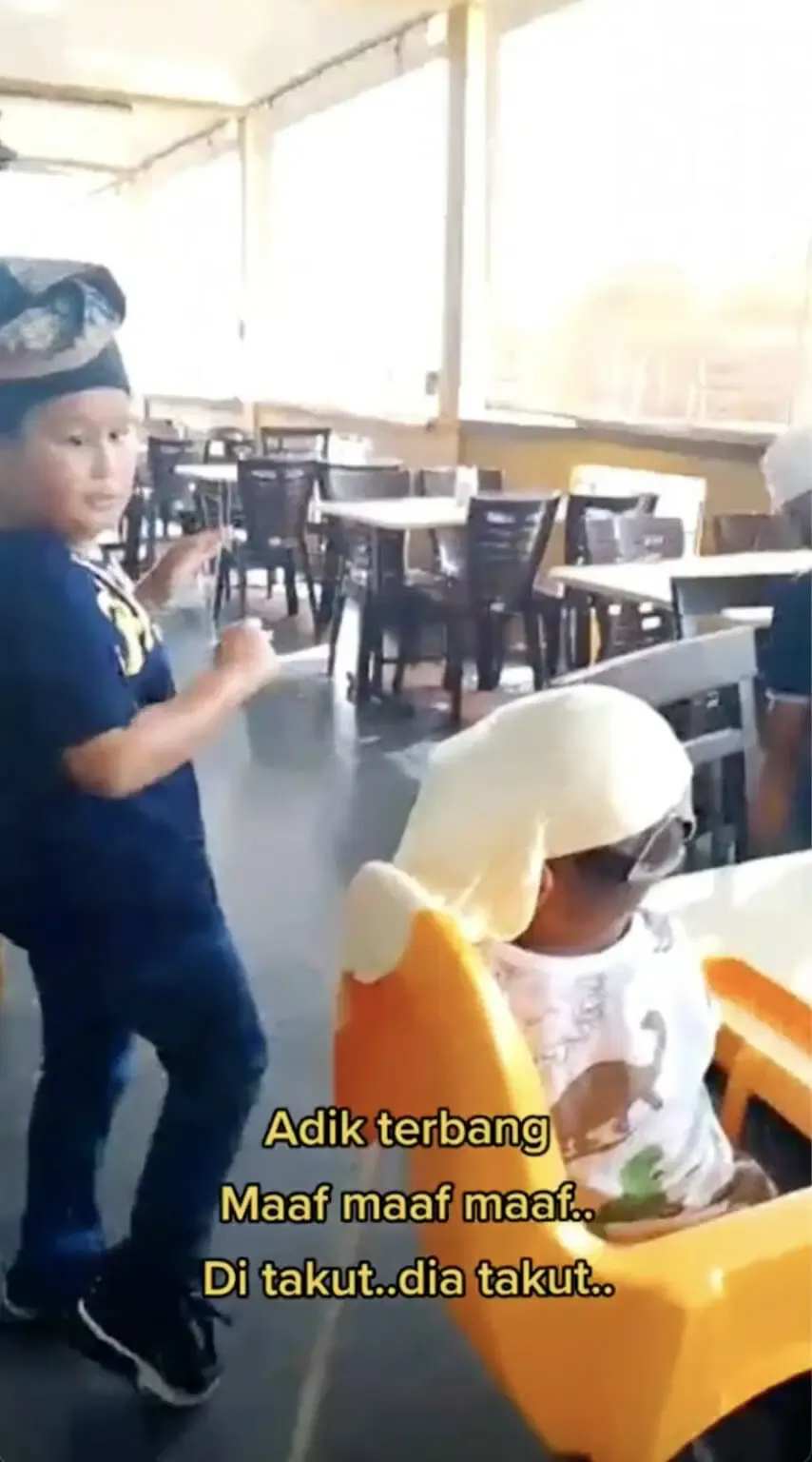 Kocak! Aksi Lempar Adonan Roti Canai Ini Kena Kepala Balita