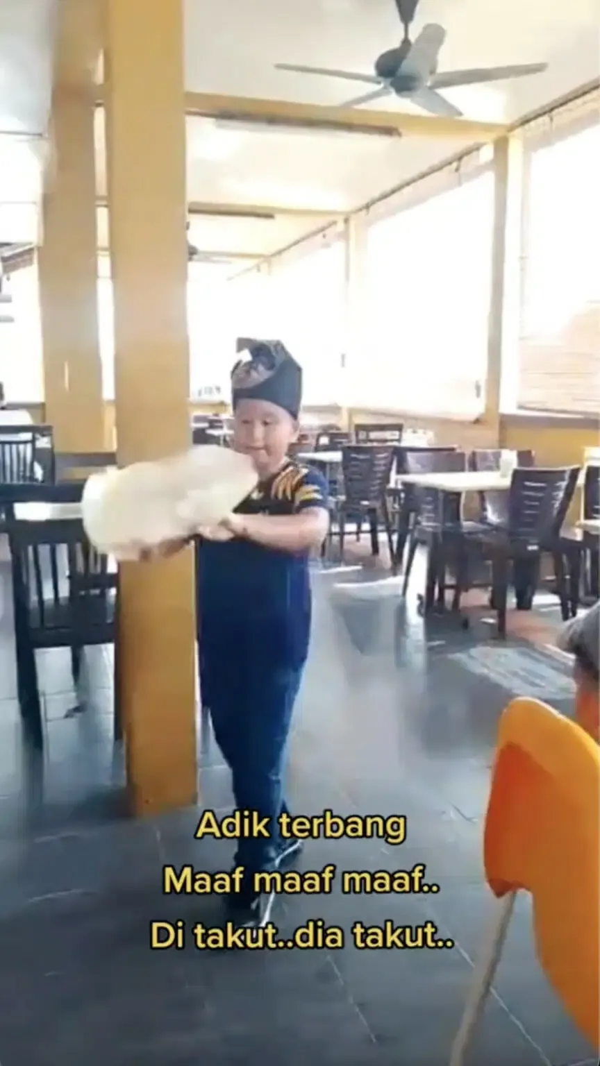 Kocak! Aksi Lempar Adonan Roti Canai Ini Kena Kepala Balita