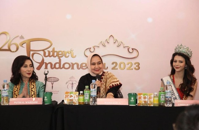 Kontes kecantikan bergengsi di Tanah Air ini mengusung tema kekayaan budaya dan keindahan alam provinsi Lampung. Ketua Tim Penggerak PKK/Ketua Dekranasda Provinsi Lampung, Riana Sari Arinal memberikan dukungan penuh atas dipilihnya Provinsi Lampung sebagai tema dalam acara Pemilihan Puteri Indonesia 2023. Foto: Dok. Instagram @officialputeriindonesia.