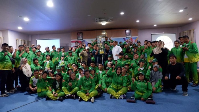 Kontingen NPC Kota Medan menerima piala juara umum Peparprov Sumut II tahun 2023 (Foto: Dispora Kota Medan)