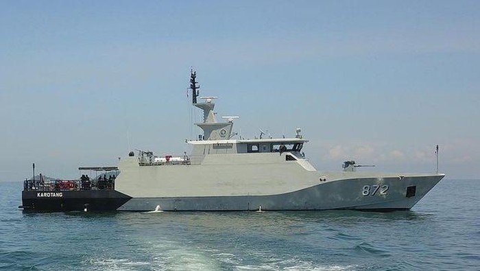 KRI Karotang-872, satu dari 4 KRI yang dikerahkan TNI AL untuk mengamankan kegiatan Presiden Jokowi dan Wapres Maruf Amin di Jakarta Utara pada Senin (15/5/2023) (IG @krikarotang)