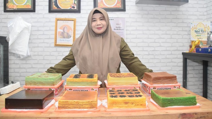 Bunda Rayya memperlihatkan kue khas Palembang (ist)