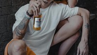 Ada lagi momen Dahlia Poland dan Fandy Christian saat nongkrong di kafe bareng. Ditemani dengan Fandy, Dahlia Poland asyik menikmati pizza. Foto: Instagram Dahlia Poland