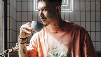Yang banyak dibagikan adalah momen Fandy Christian saat ngopi. Beginilah posenya saat menikmati secangkir kopi. Foto: Instagram Dahlia Poland