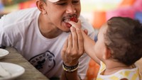 Potret Fandy Christian yang satu ini pun tak kalah membuat salah fokus. Ia begitu menikmati makanan yang disuapi oleh anaknya. Foto: Instagram Dahlia Poland