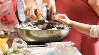 Terakhir ada momen Dahlia Poland saat masak di dapur. Sebagai ibu rumah tangga, ia sering membuat masakan sendiri.  Foto: Instagram Dahlia Poland