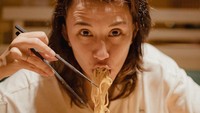 Ini momen Dahlia Poland saat menikmati ramen di sebuah restoran. Posenya saat menikmati ramen ini diambil oleh sang suami Fandy Christian. Foto: Instagram Dahlia Poland