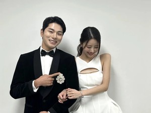 Lee Yi Kyung dan Mijoo Digosipkan Pacaran, Tertangkap Kamera Saat Mesra