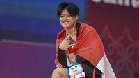 Sukses pecahkan rekor dan meraih emas, Rahmat terlihat sangat semringah.
