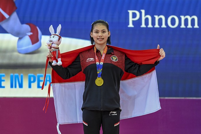 Lifter putri Indonesia Tsabitha Alfiah Ramadani menunjukkan medali emas yang diraihnya dari kelas 64 kg putri SEA Games 2023 di Taekwondo Hall, Olympic Complex, Phnom Penh, Kamboja, Senin (15/5/2023). Tsabitha Alfiah berhasil meraih medali emas setelah membukukan angkatan snatch 97 kg dan clean and jerk 107 kg sehingga total angkatannya menjadi 204 kg. ANTARA FOTO/Muhammad Adimaja/tom.
 *** Local Caption ***