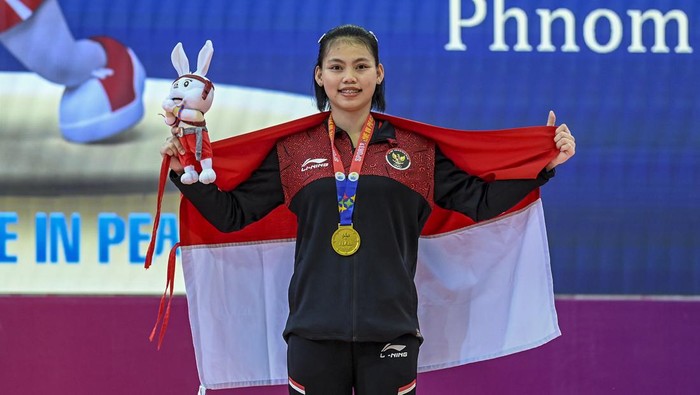 Lifter putri Indonesia Tsabitha Alfiah Ramadani menunjukkan medali emas yang diraihnya dari kelas 64 kg putri SEA Games 2023 di Taekwondo Hall, Olympic Complex, Phnom Penh, Kamboja, Senin (15/5/2023). Tsabitha Alfiah berhasil meraih medali emas setelah membukukan angkatan snatch 97 kg dan clean and jerk 107 kg sehingga total angkatannya menjadi 204 kg. ANTARA FOTO/Muhammad Adimaja/tom.
 *** Local Caption ***