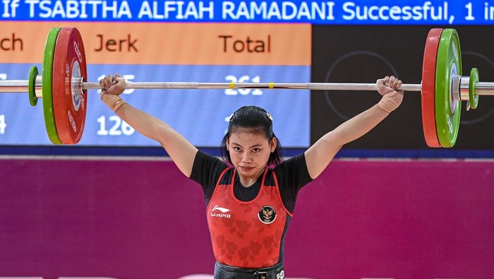 Lifter putri Indonesia Tsabitha Alfiah Ramadani menunjukkan medali emas yang diraihnya dari kelas 64 kg putri SEA Games 2023 di Taekwondo Hall, Olympic Complex, Phnom Penh, Kamboja, Senin (15/5/2023). Tsabitha Alfiah berhasil meraih medali emas setelah membukukan angkatan snatch 97 kg dan clean and jerk 107 kg sehingga total angkatannya menjadi 204 kg. ANTARA FOTO/Muhammad Adimaja/tom.
 *** Local Caption ***